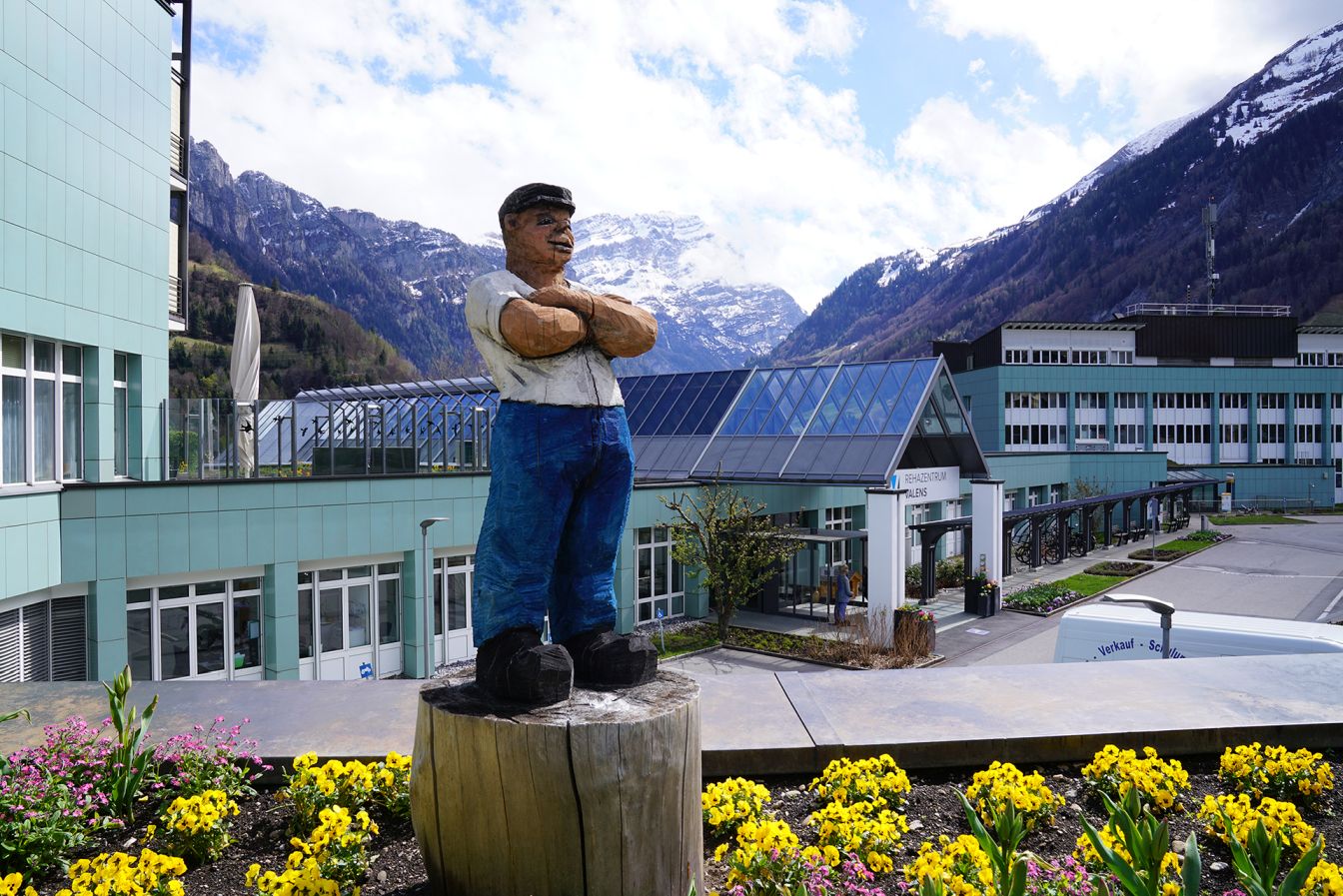 Skulptur von Manfred Martin vor dem Rehazentrum Valens